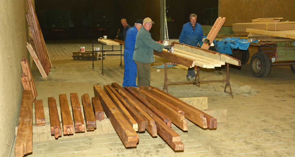 In mehreren Arbeitseinsätzen wurden das Holz für den Bau der Schutzhütte von Vereinsmitgliedern imprägniert