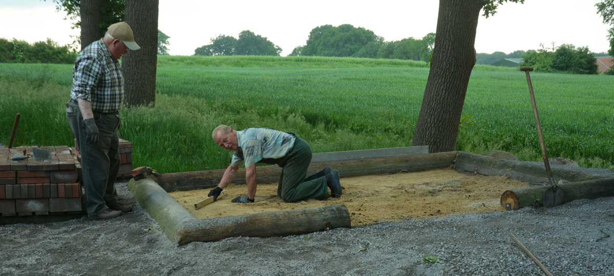 3. Juni 2016: Im Kreuzungsbereich Besteller Straße/Krevinghausenen Straße, unmittelbar an der Stelle, an der einst die Behausung des Waldmensch "Klares Kopp" stand, bereiten Vorstandsmitglieder das Fundament der Schutzhütte ""Klawesborg" vor.