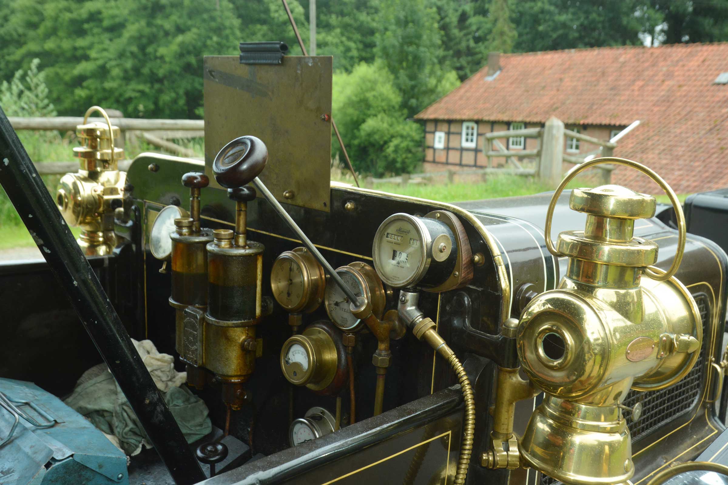 Dampfbetreiber "Brush" aus dem Jahre 1907: Die Armaturen erinnern an eine Lokomotive. Fotos: Georg Geers