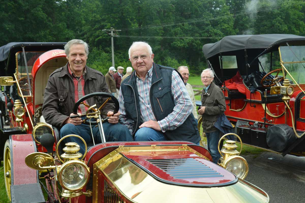 Auch die Vorstandsmitglieder Franz-Josef Schmied und Josef Ebler, die die Oldtimerfreaks an der Wassermühle empfingen, waren fasziniert von der alten Autotechnik.