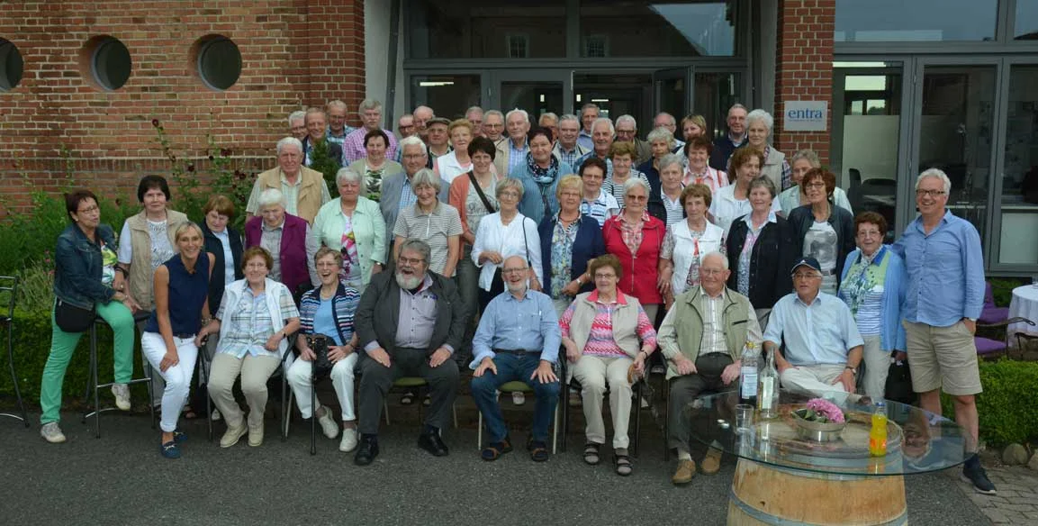 Mit dem Ehepaar Schlarmann, 3.v.l. und rechts, stellten sich die Heimatfreunde zum Gruppenfoto Fotos: Georg Geers
