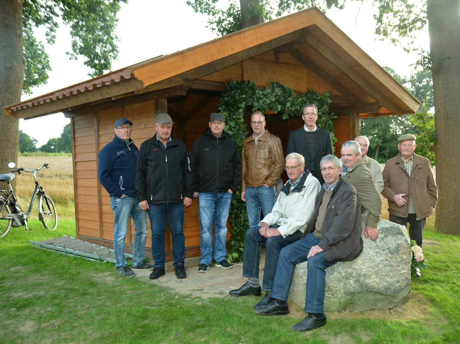 Mit einem Eichenkranz hatten die Nachbarn die neu errichtete Schutzhütte bekränzt. Unser Foto entstand bei der Einweihung. Foto: Georg Geers