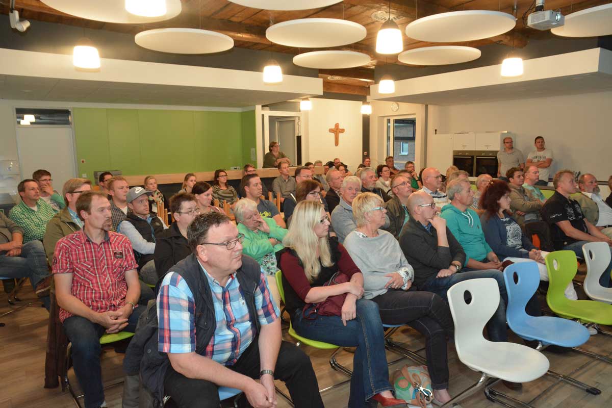 In der Mensa verfolgten einige Dutzend Besucher die "Dorfgespräch"-Auftaktveranstaltung in Eggermühlen