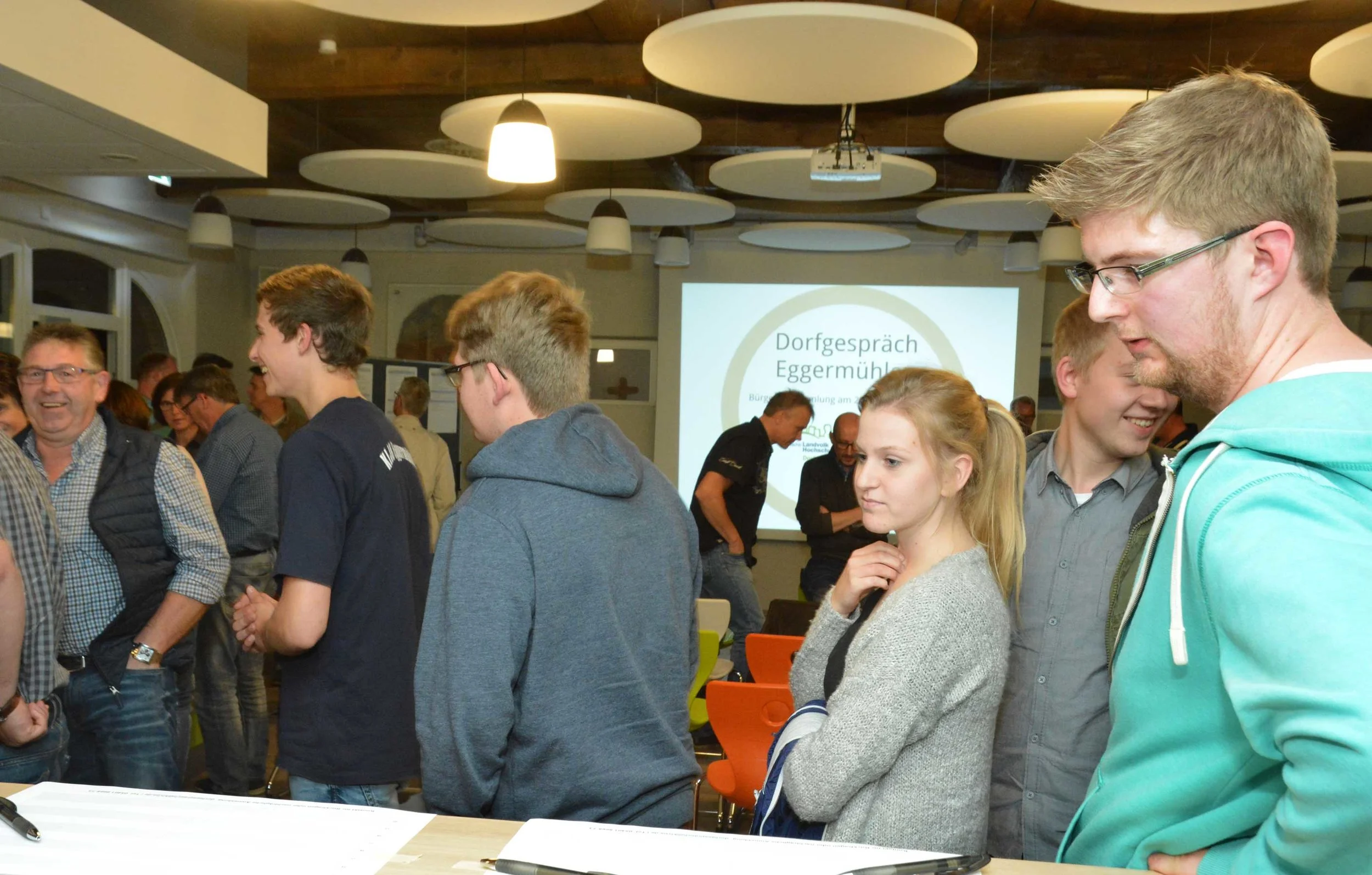 Mit älteren Mitbürgern plattdeutsch ins Gespräch kommen möchten die Mitglieder der Landjugend Eggermühlen- Das wurde bei der Veranstaltung Dorfgespräch (unser Foto) deutlich. Foto. Georg Geers