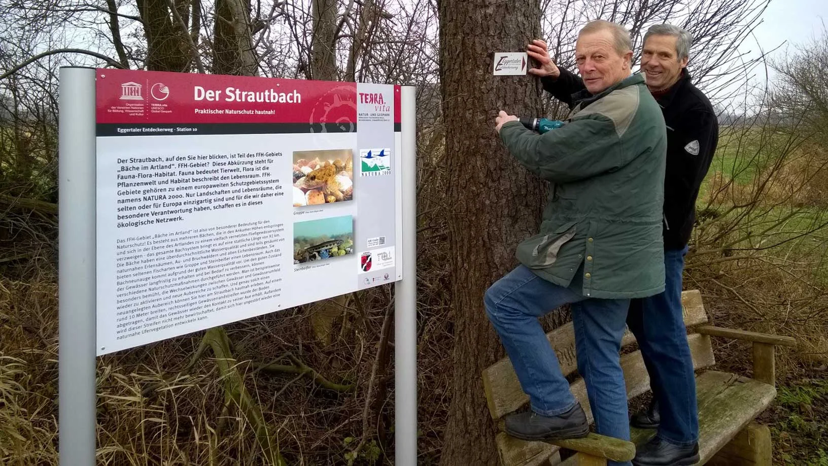 Link, rechts oder geradeaus - Hinweisschilder weisen Wanderern und Radlern den Weg. Unser Foto zeigt Theo Schulte und Franz-Josef Schmied beim Anbringen der Markierungen. Fotos: Georg Geers