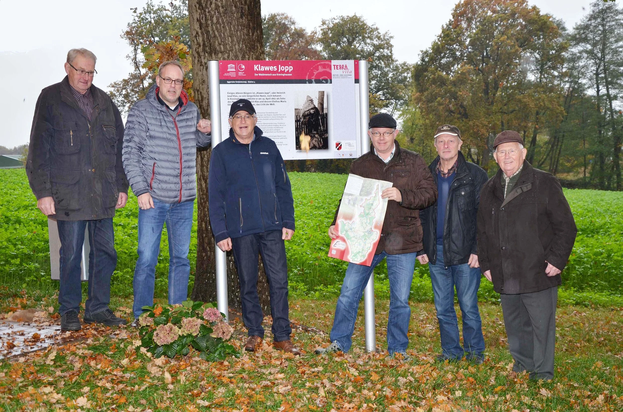 Besuch bei „Klawes Jopp“: Eine Station in Besten stellt Eggermühlens „Waldmenschen“ vor. Dort trafen sich Theo Künne, Markus Frerker, Klaus Meister, Georg Geers, Theo Schulte und Gerhard Bruns (von links) zur Freigabe des „Eggertaler Entdeckerweges“. 