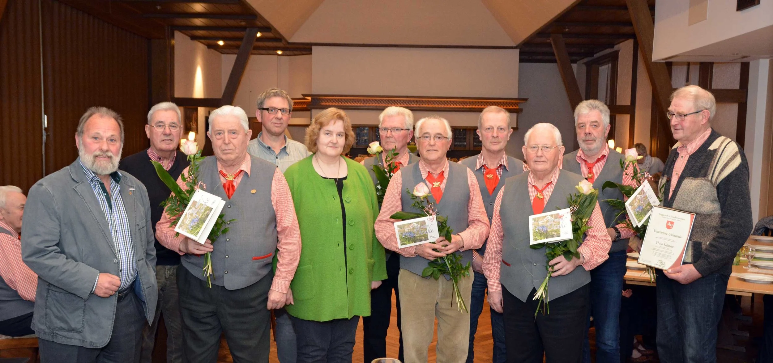 Wechsel in der Vorstandsriege: Gemeinsam mit den neu gewählten Vorstandsmitgliedern stellten sich Scheidenden zum Erinnerungsfoto. Neuere Vorsitzender wurde Theo Schulte. v.l. Ulrich Gövert, Franz HOLthEIDE, Heinz Bange, Jürgen BüSCHER, Irmgard KeTTMANN, Alois Vogt, Klaus MEISTEr, Theo schulte, gerd Bruns, Reinhold KORtLAND und Theo Künne