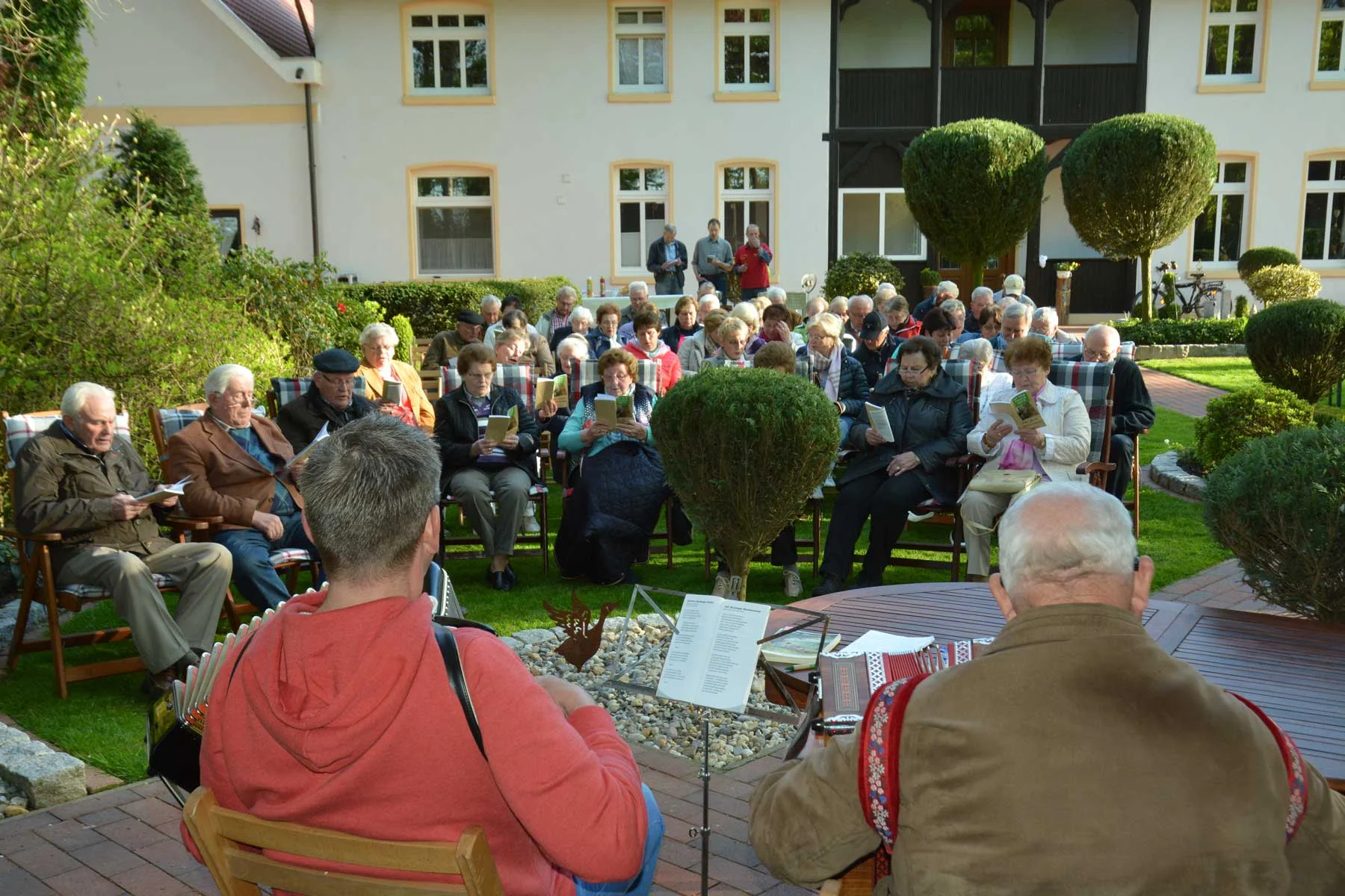 Unser Foto zeigt die Sängerschar beim Volksliedersingen auf dem Hof Meyer zu Brickwedde im vergangenem Jahr. Foto: Georg Geers