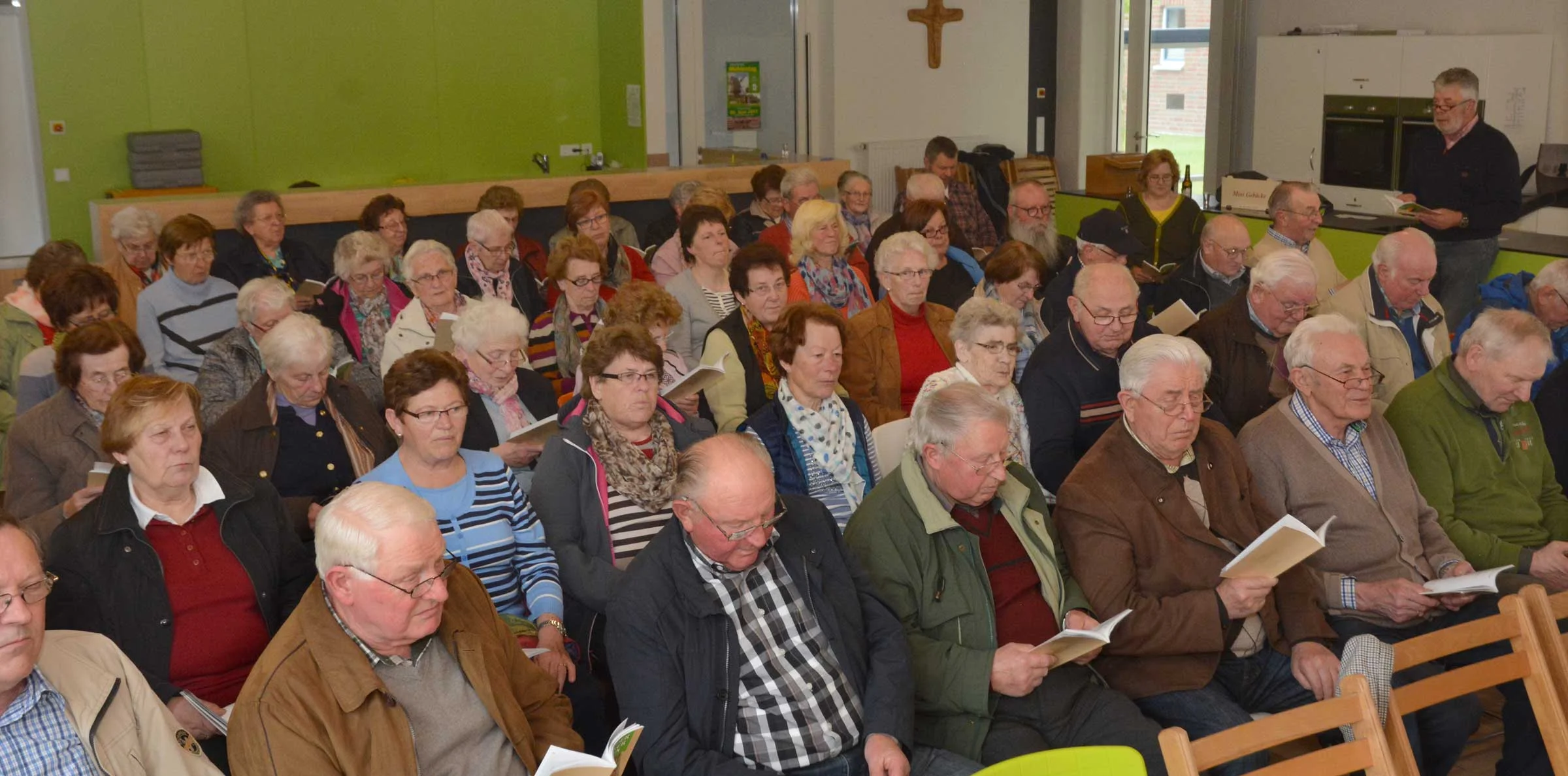 Unser Foto zeigt die Sängerschar in der Mensa. Foto: Georg Geers