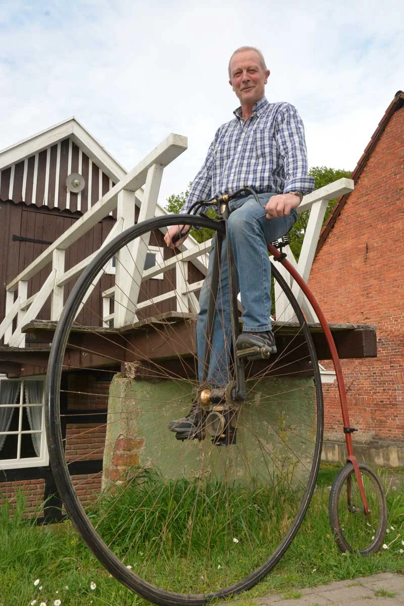 Hoch hinaus mussten Fahrradfahrer vor 150 Jahren, wenn sie auf dem Sattel eines Hochrades Platz nehmen wollten. Respekt zollt der Vorsitzende des Heimatverein Theo Schulte dem Mut der früherer Hochradfahrer.