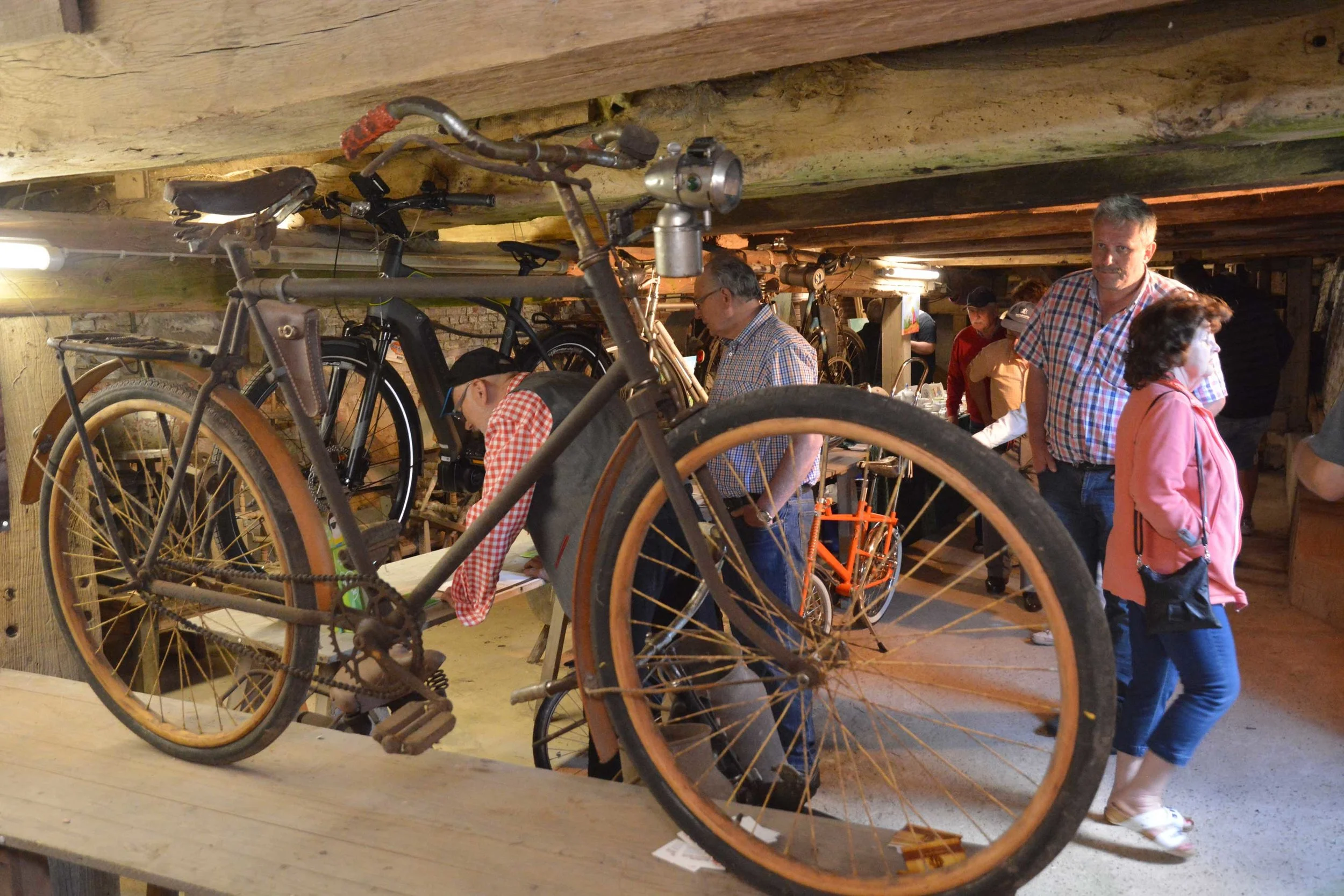 Was es alles gibt? Gut 70 Jahre hat dieses Fahrrad der Marke Wanderer auf den Buckel. Ausgestattet ist es mit Holzfelgen und Holzschutzblechen.
