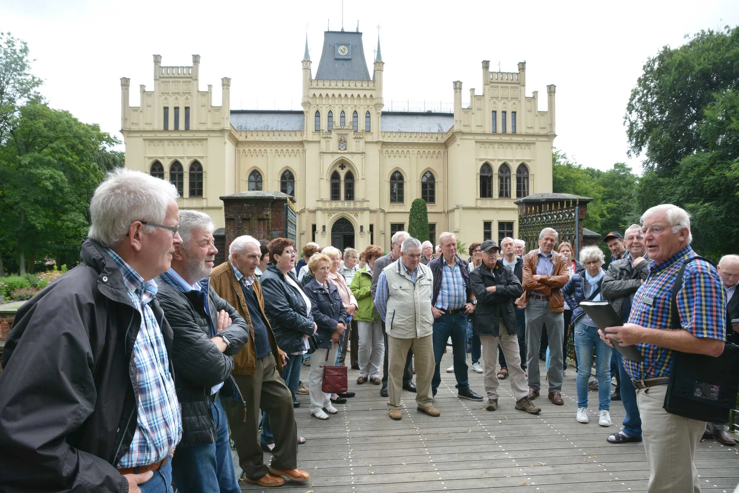 Im Park des Schlosses Evenburg erläuterte Stadtführer Günter Kambeck (rechts) die Geschichte des der Anlage.