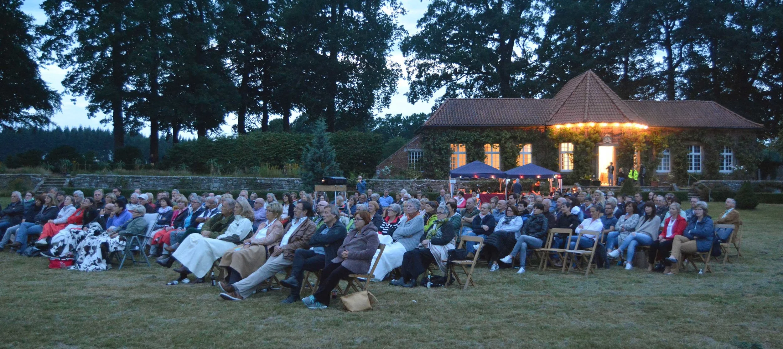 Vor der Kulisse der Orangerie verfolgten die Besucher den Film