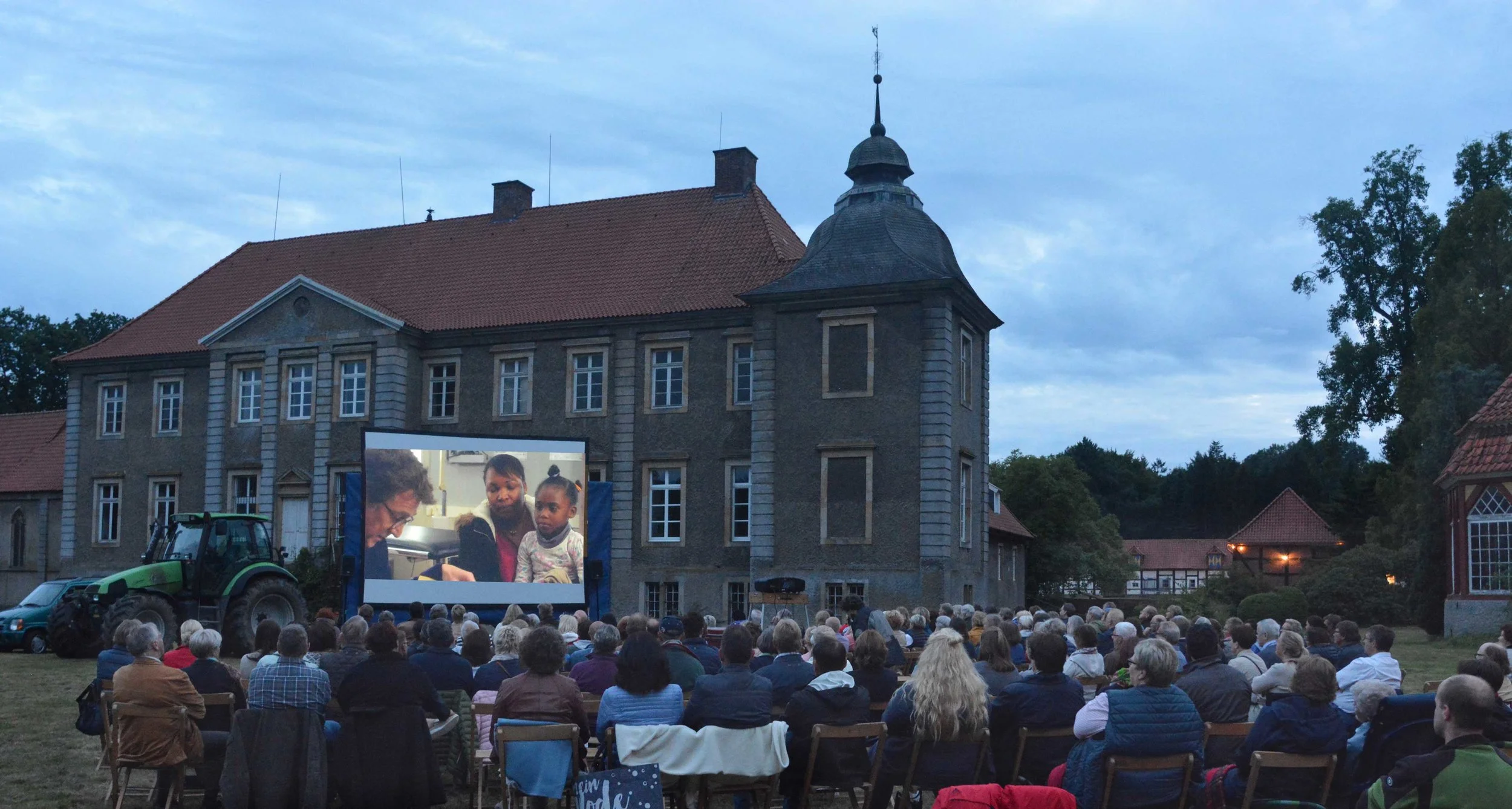 Auf einer Großleinwand an der Ostseite des Schlosses sahen die Besucher den Streifen „Der Arzt von Chaussy“.