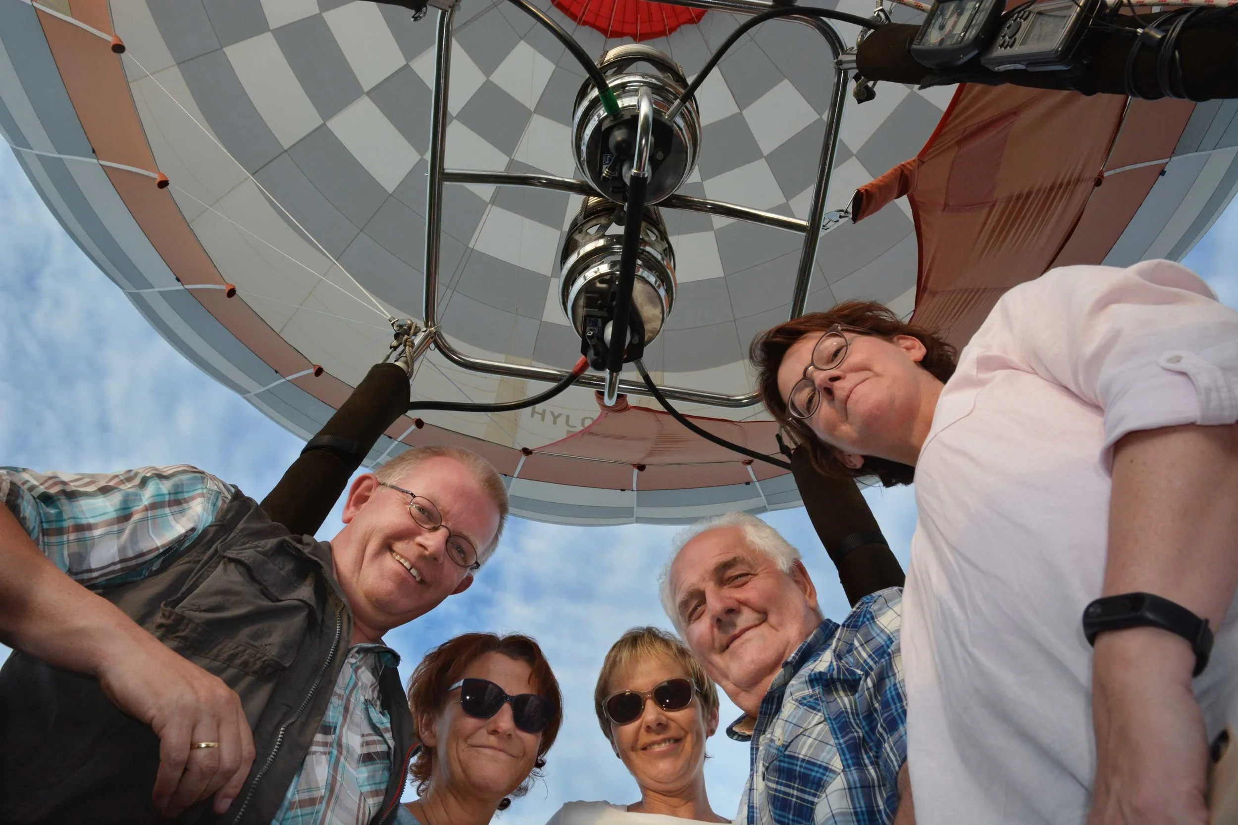 Georg Geers, Petra Klune, Beate Schulte, Theo Stottmann und Andrea Stalfort genossen die lautlose Ballonfahrt an dem lauen Sommerabend