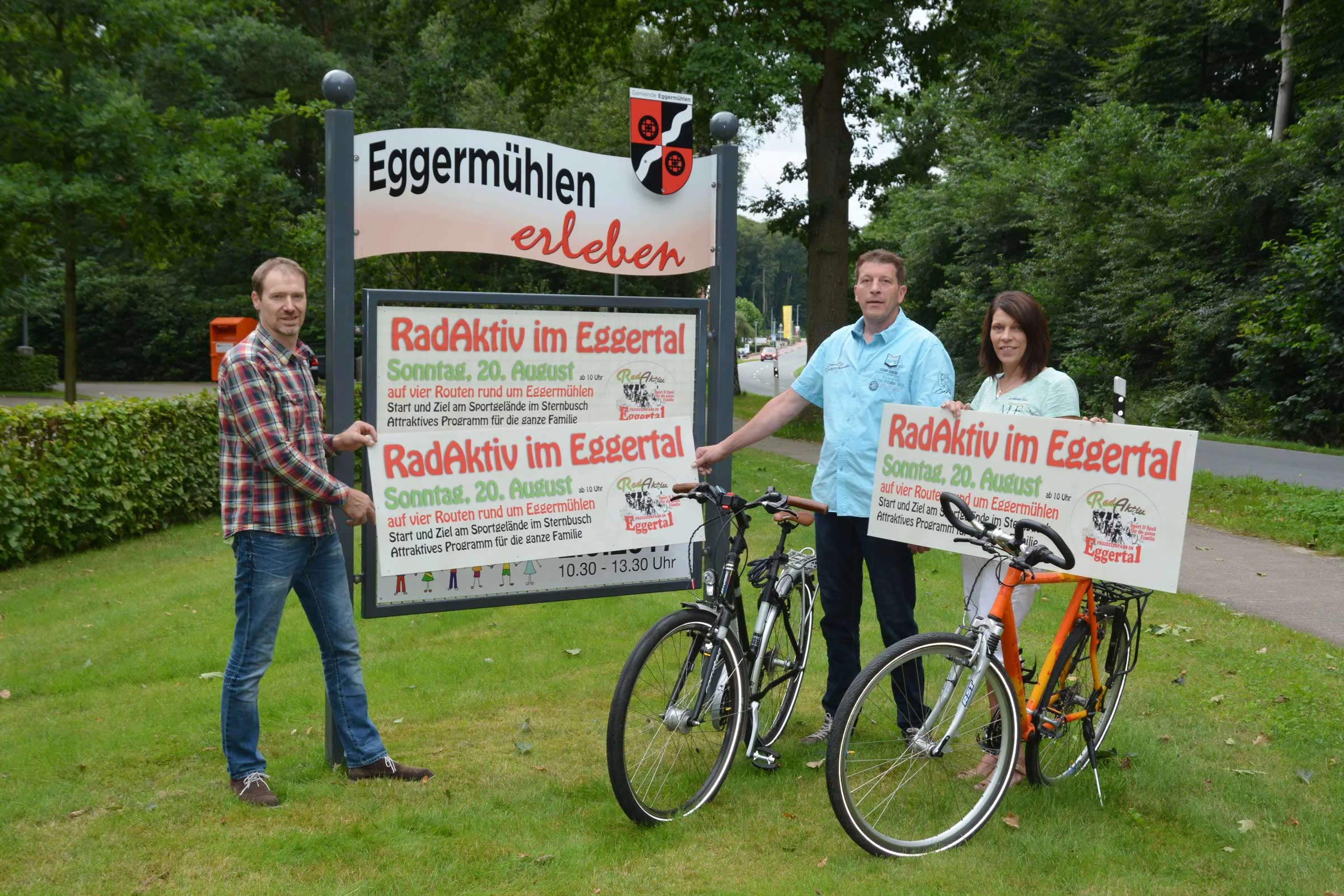 Ankündigungstafel installierten Bernd Hengehold, Ramona Ebler und Peter Schmitz an den Ortseingangstafeln in Eggermühlen. Fotos: Georg Geers