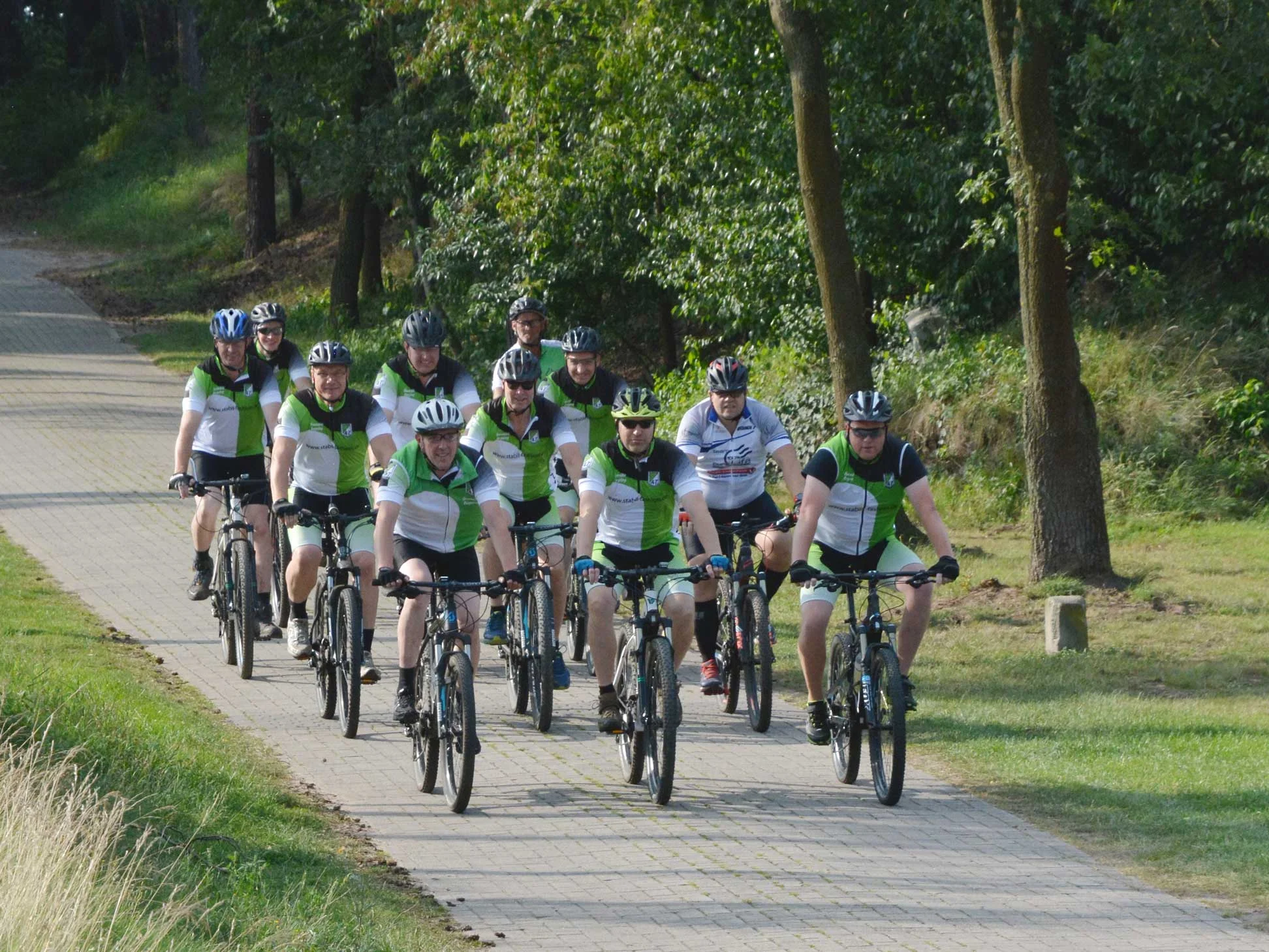 Für sportliche Radler ist ein 60 Kilometer lange Tour durch das Artland geplant. Für die Teilnahme an dieser Tour besteht Helmpflicht. Unser Foto zeigt die Eggermühlener Sportradler.