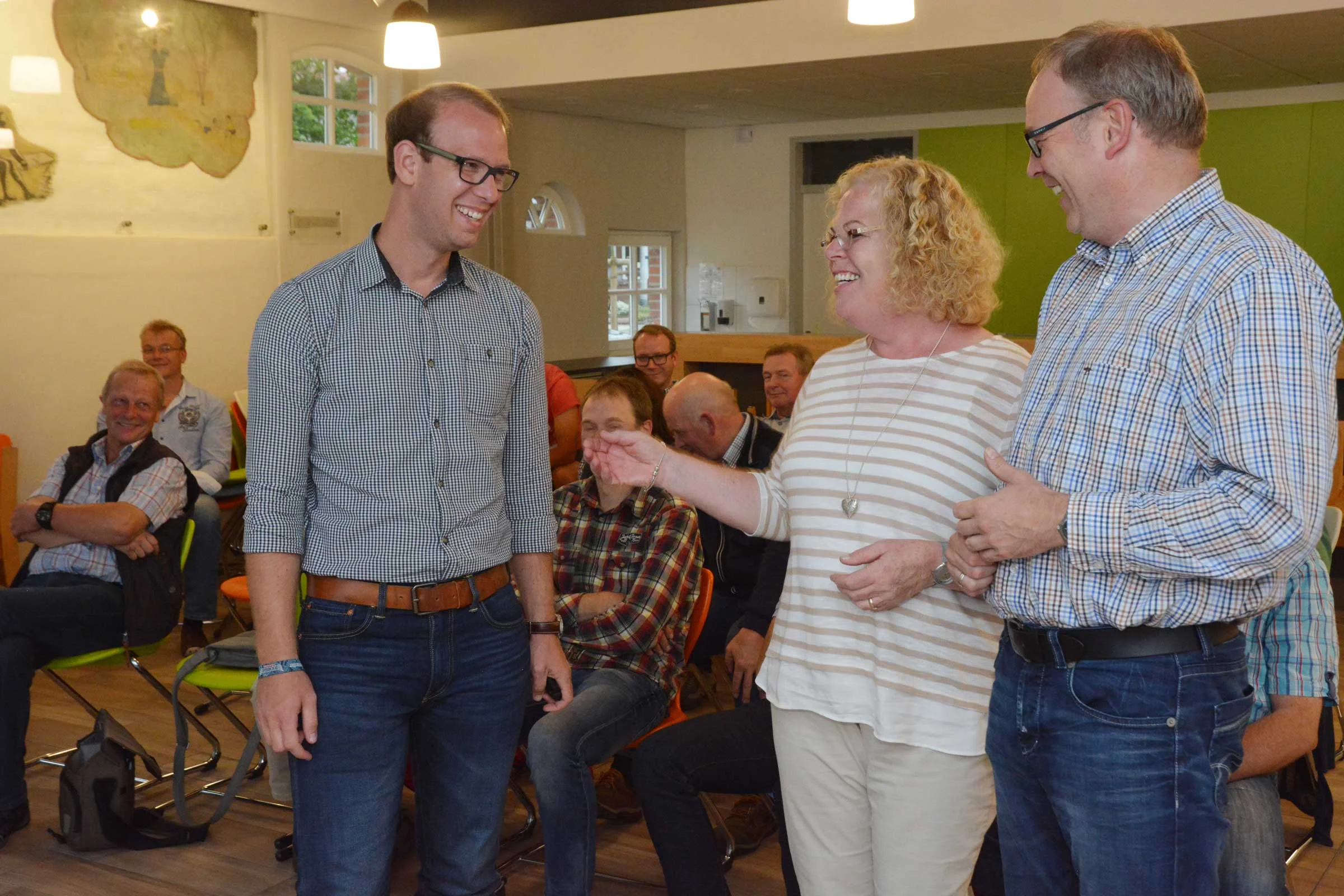 Mit Bürgern diskutierten Tima Strakeljahn, Gabriele Linster und Bürgermeister Markus Frerker. (v.l.) Foto: Georg Geers