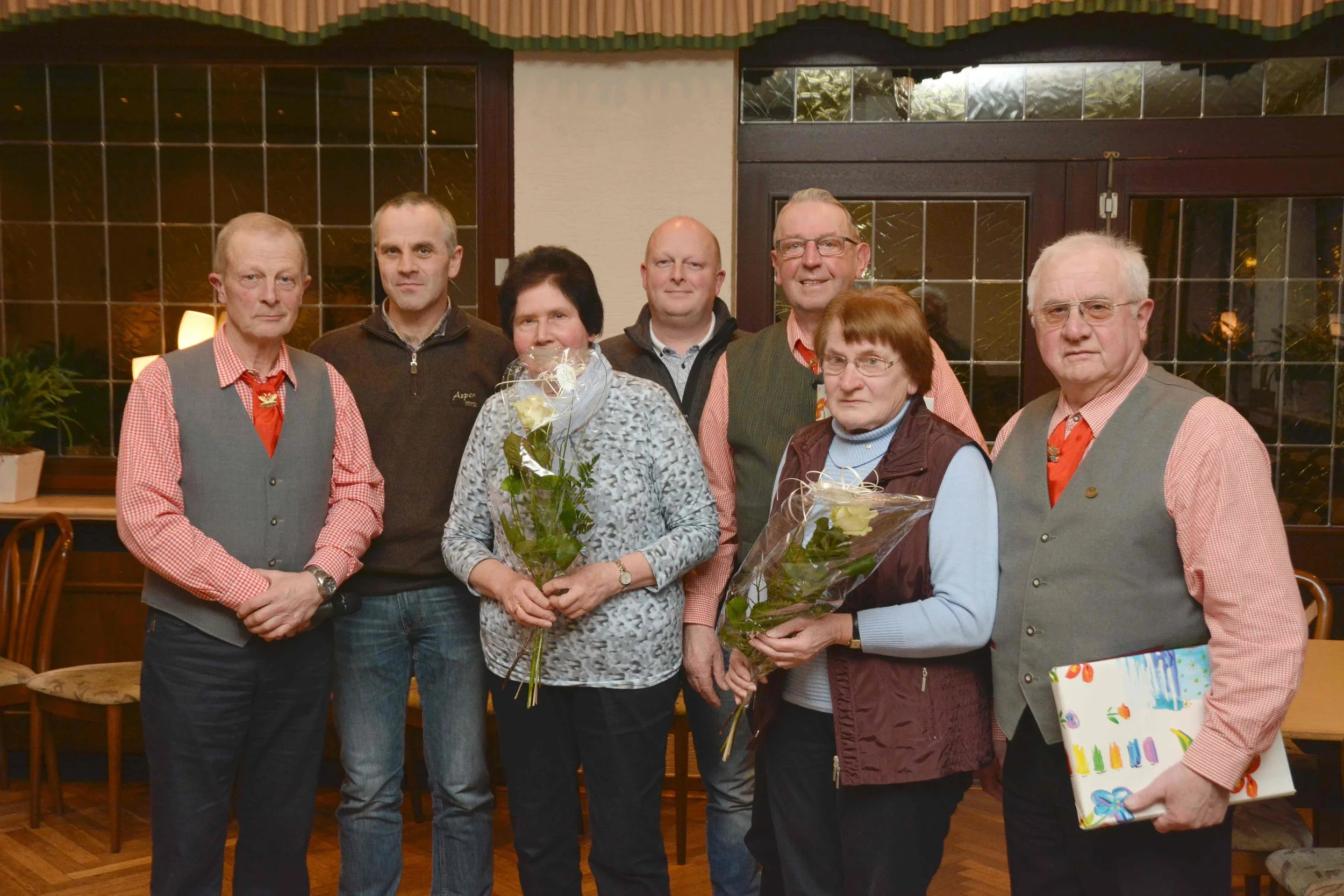 Hermann Ebler (2.v.l) und Andre Schulte (4.v.l) wurden zu neuen Wanderwarten des Heimat- und Verkehrsvereins Eggermühlen gewählt. Unser Foto zeigt sie mit dem Vorsitzenden Theo Schulte (links) und den scheidenden Vorstandsmitgliedern Hubert Küthe und Josef Ebler mit ihren Frauen. Foto: Georg Geers