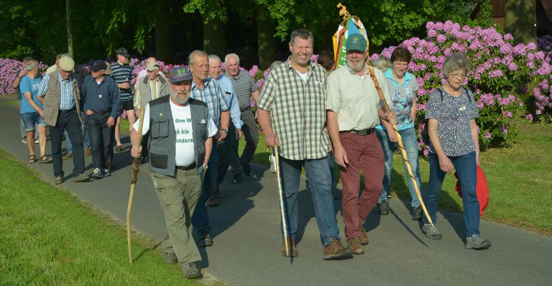 Ausgestattet mit Wanderstab und Wanderwimpel erkundete eine Wandergruppe in Besten die Bauerschaftsgrenzen. Foto: Georg Geers