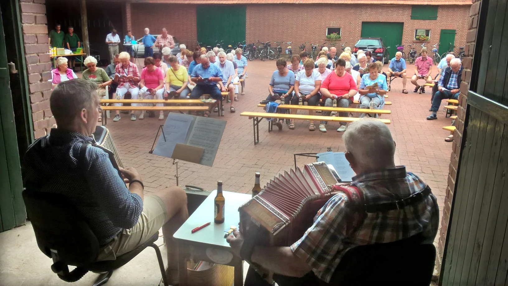 Jürgen Büscher und Gerd Bruns begleitetet die Sängerschaft