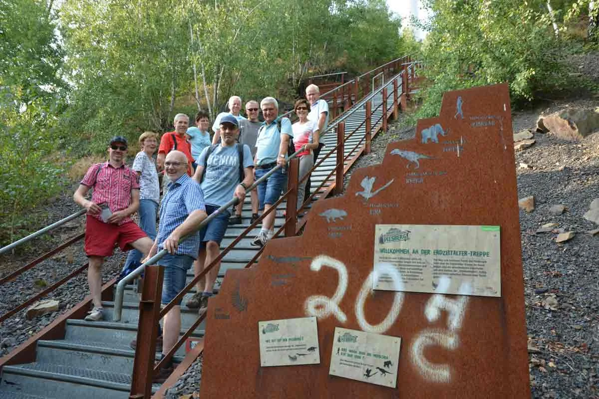 300 Millionen Jahre Erdgeschichte werden am Piesberg erlebbar. Unser Foto zeigt die Wanderer auf der Erdzeitaltertreppe.