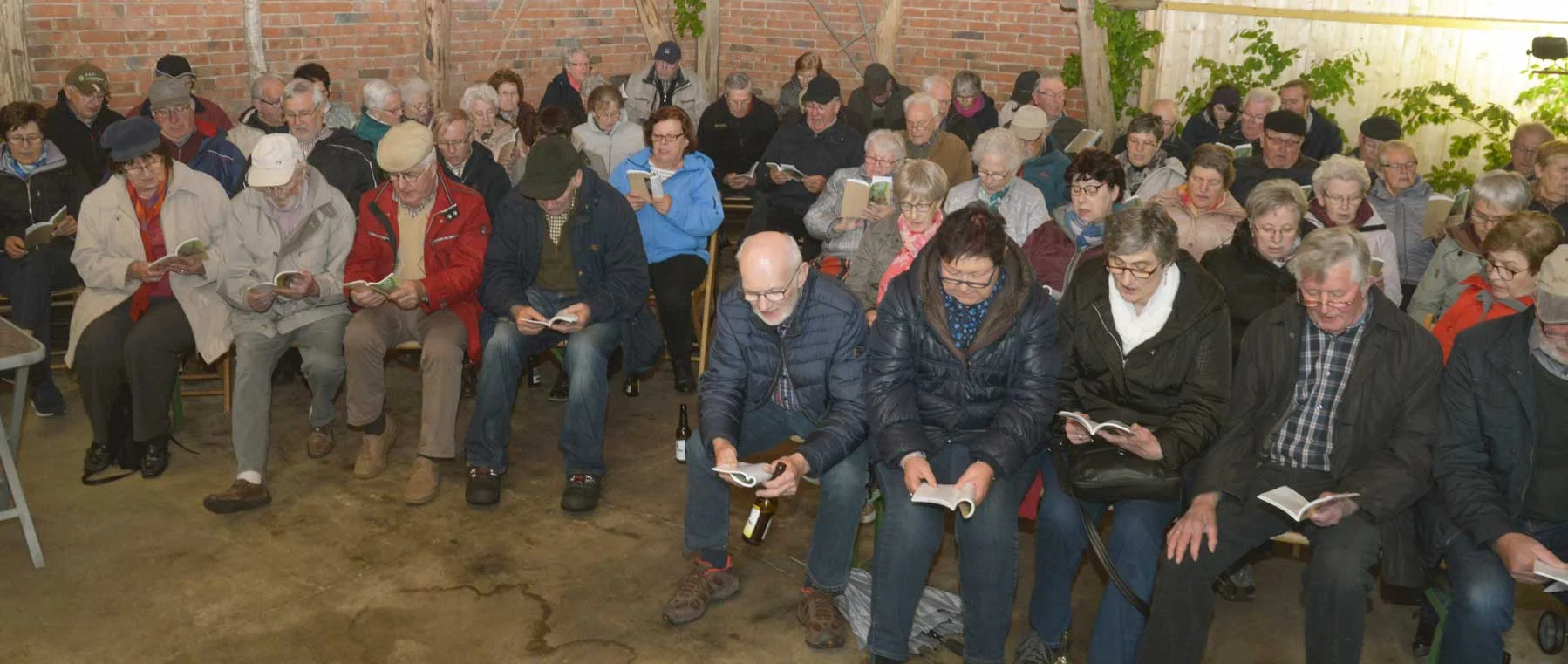 Vertieft im Gesang