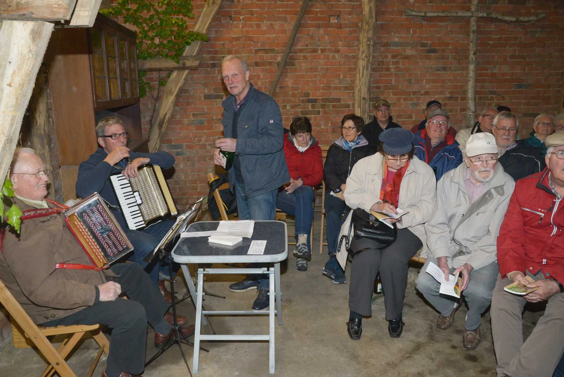 Vorsitzender Theo Schulte spendiert den Musikern Gerd Bruns und Jürgen Büscher ein Schnäppchen