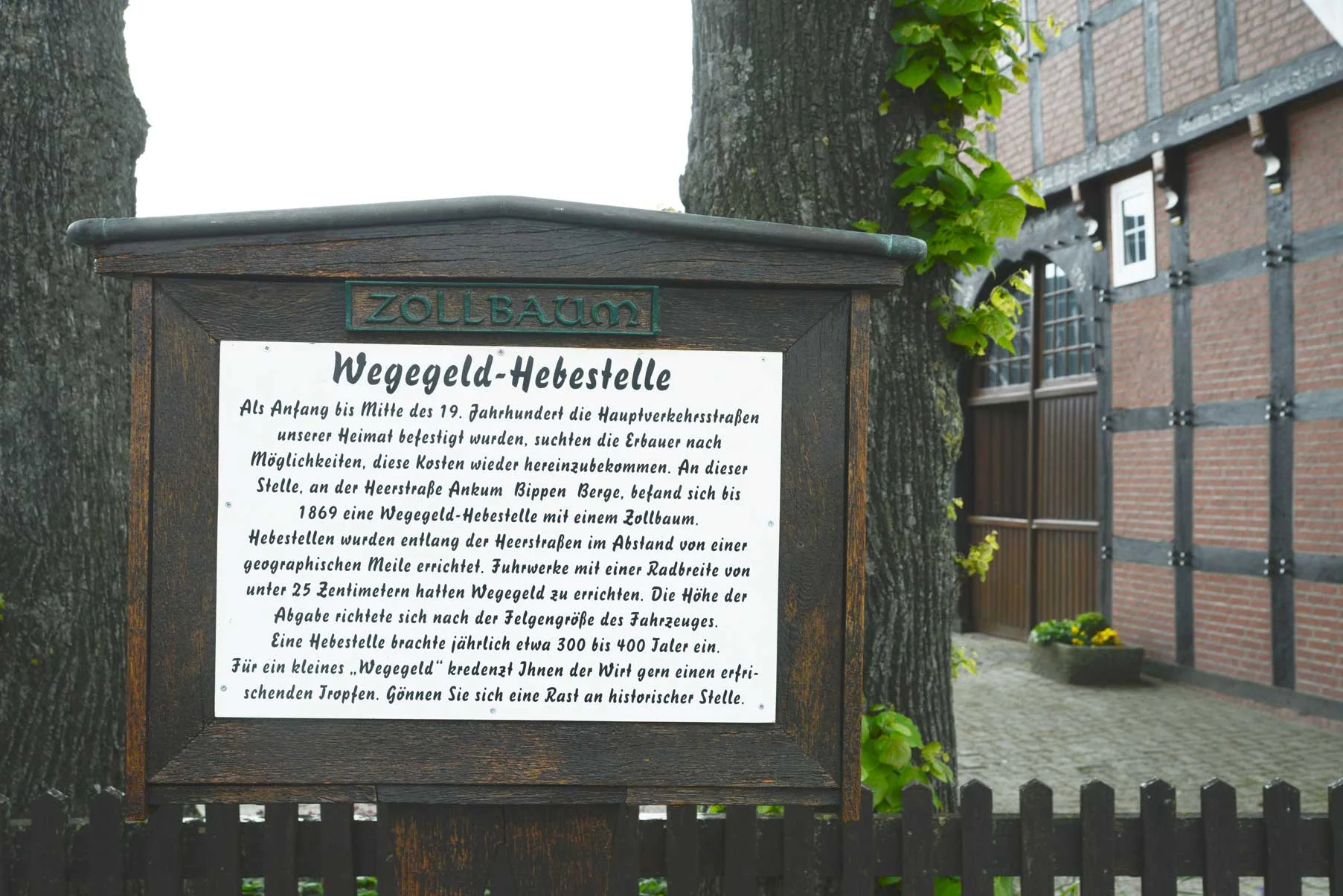 Die Historie des Ortes vermittelt eine Infotafel