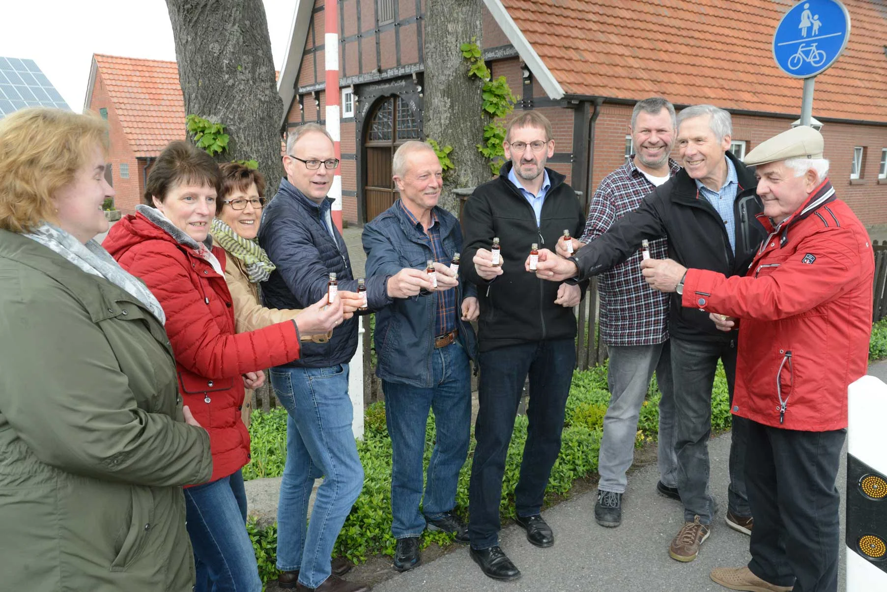 Auf die gelungene Restaurierung stießender Heimatverein mit Gastwirt Dobelmann und Bürgermeister Frerker mit einem “Zaollbaum-Tröpfen an.