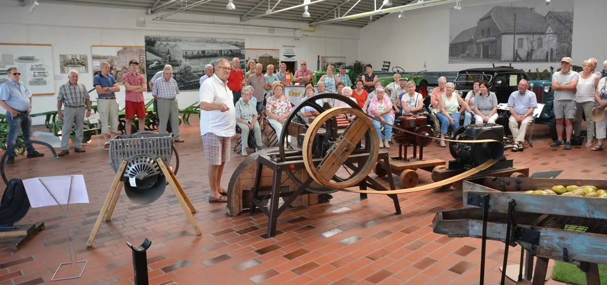 Lebendige Geschichte: Walter Krone führte die Heimatfreunde mit Sachverstand und einer gehörigen Portion Humor durch das Krone-Museum.