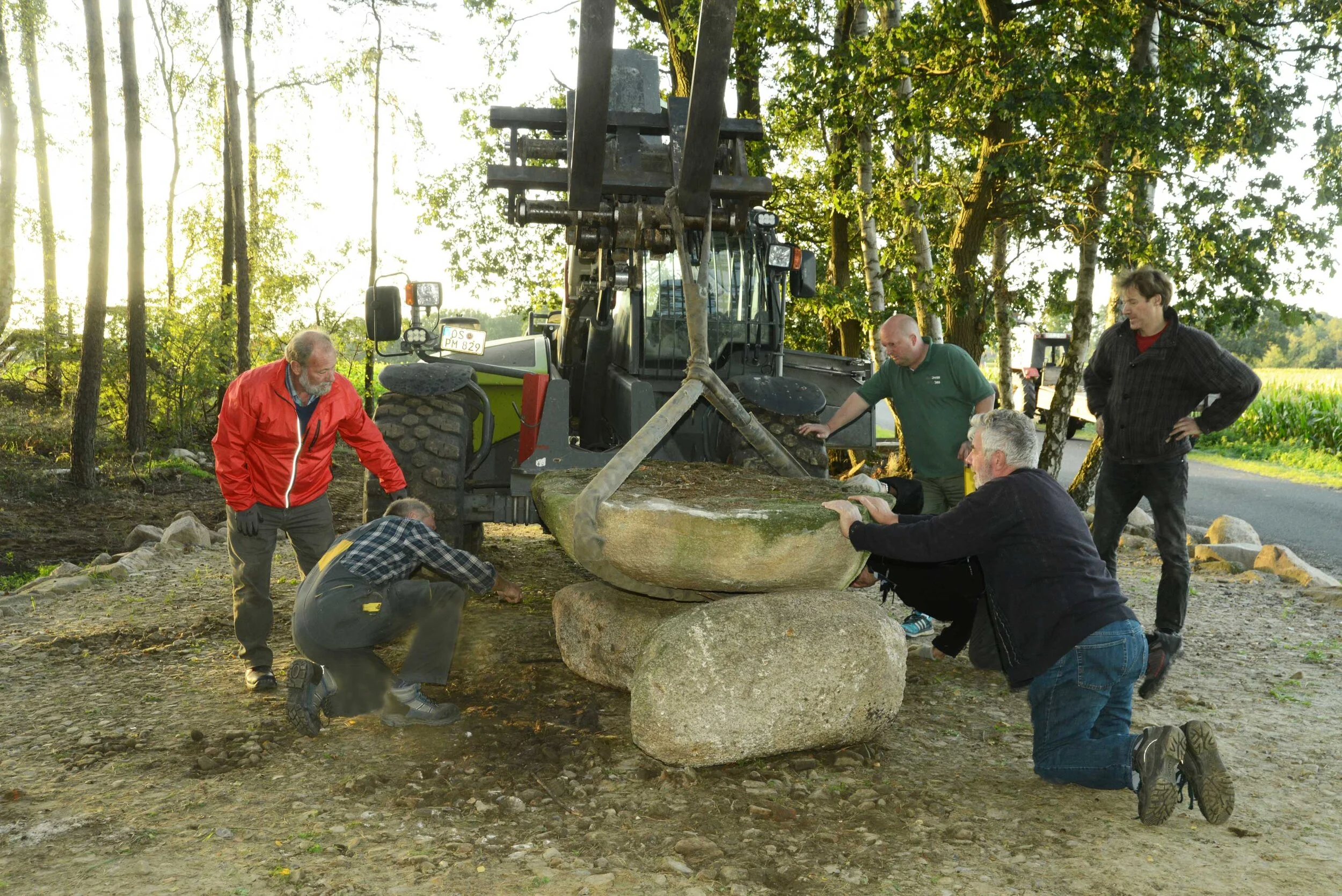 Mit Hilfe von schwerem Gerät wurde die steinerne „Tischplatte“ auf dem Steinplateau platziert.
