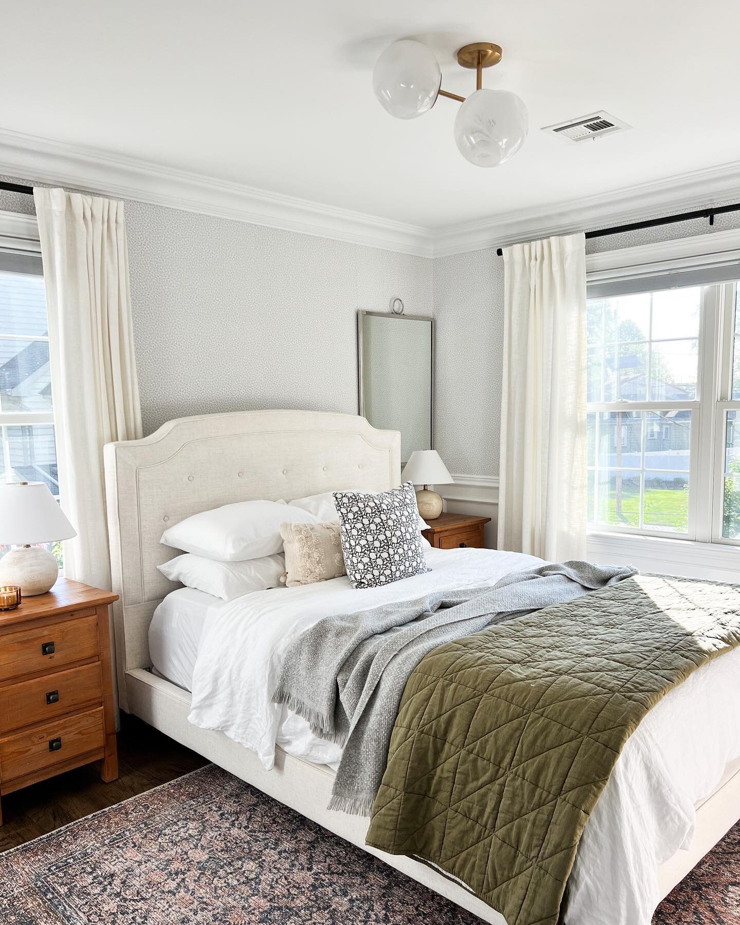 Spring guest bedroom! 

For the longest time, I had our rattan bar cart up here acting as a bedside table but after moving it back down to the kitchen, I brought in this second matching bedside table from our attic and it works! 

Mattress and beddin