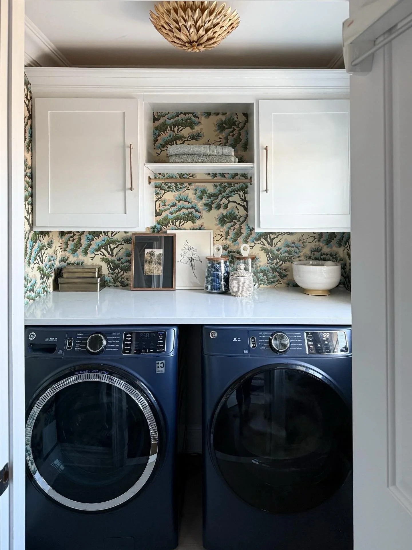 A peek into our updated laundry room! We had to replace our machines a few weeks ago, which also meant updating our countertop (which was long overdue). I found the perfect quartz remnant to fit the room and LOVE how it turned out!

Comment SHOP belo