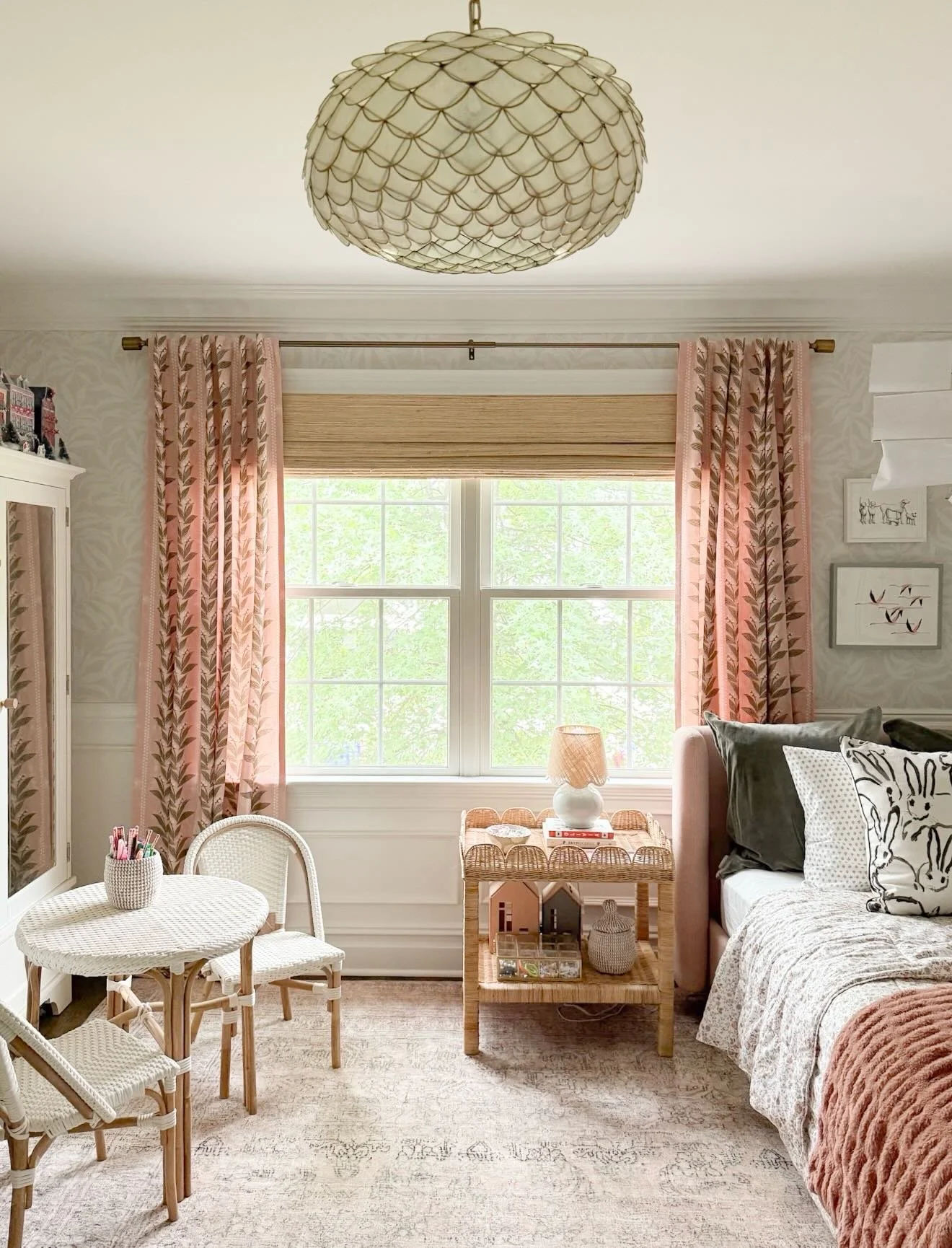 Ava&rsquo;s bedroom rug is finally back in stock and I&rsquo;m able to link it to you guys! And threw so much on see this weekend&hellip;

Comment SHOP below to receive a DM with the link to this post on my LTK ⬇ https://liketk.it/5WG1M #ltkkids #ltk