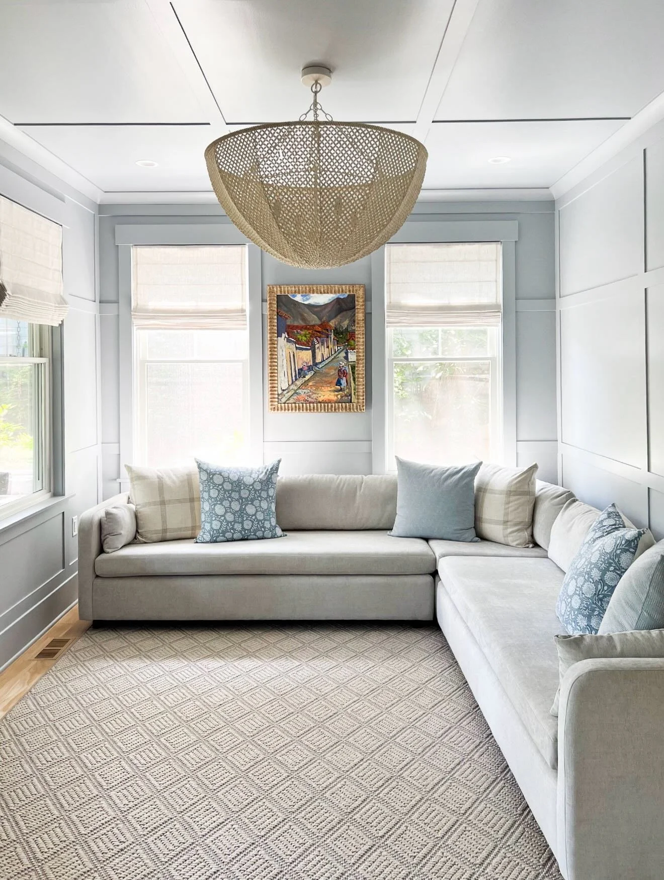 A little throwback to this gorgeous den that I helped with! We layered in a custom rug and a sectional that fits the room like a glove 🙌🏻 Statement lighting, art that my client picked up on a vacation and a good mix of high and low pillows!

Commen