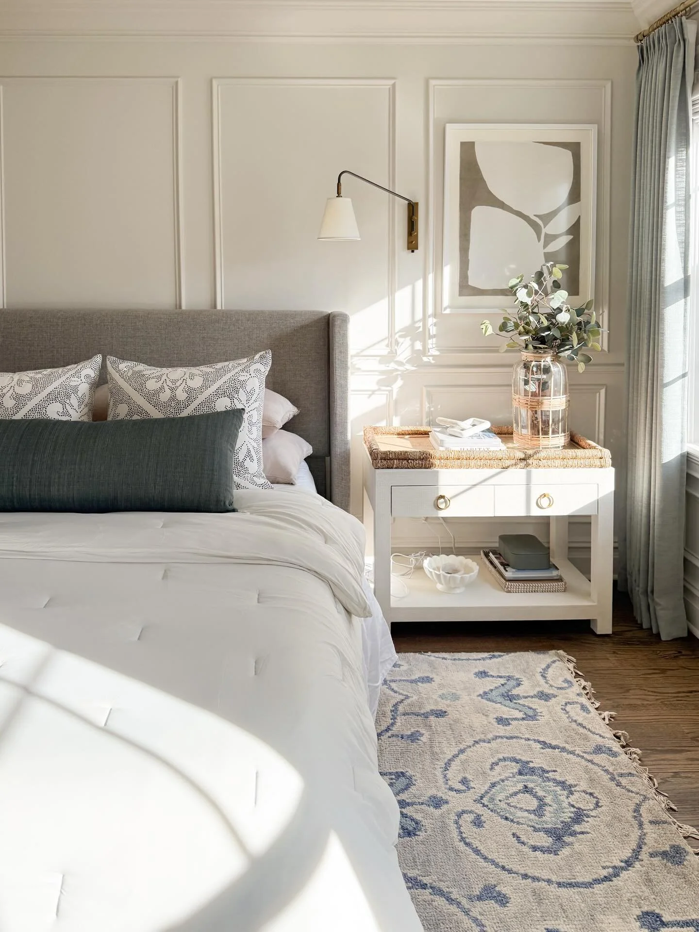 The bedroom refresh you&rsquo;ll thank me for later&hellip; 

I added this insanely cozy (but still lightweight and breathable) comforter and it&rsquo;s a game-changer! The fabric feels unreal, it&rsquo;s generously oversized and truly just the perfe