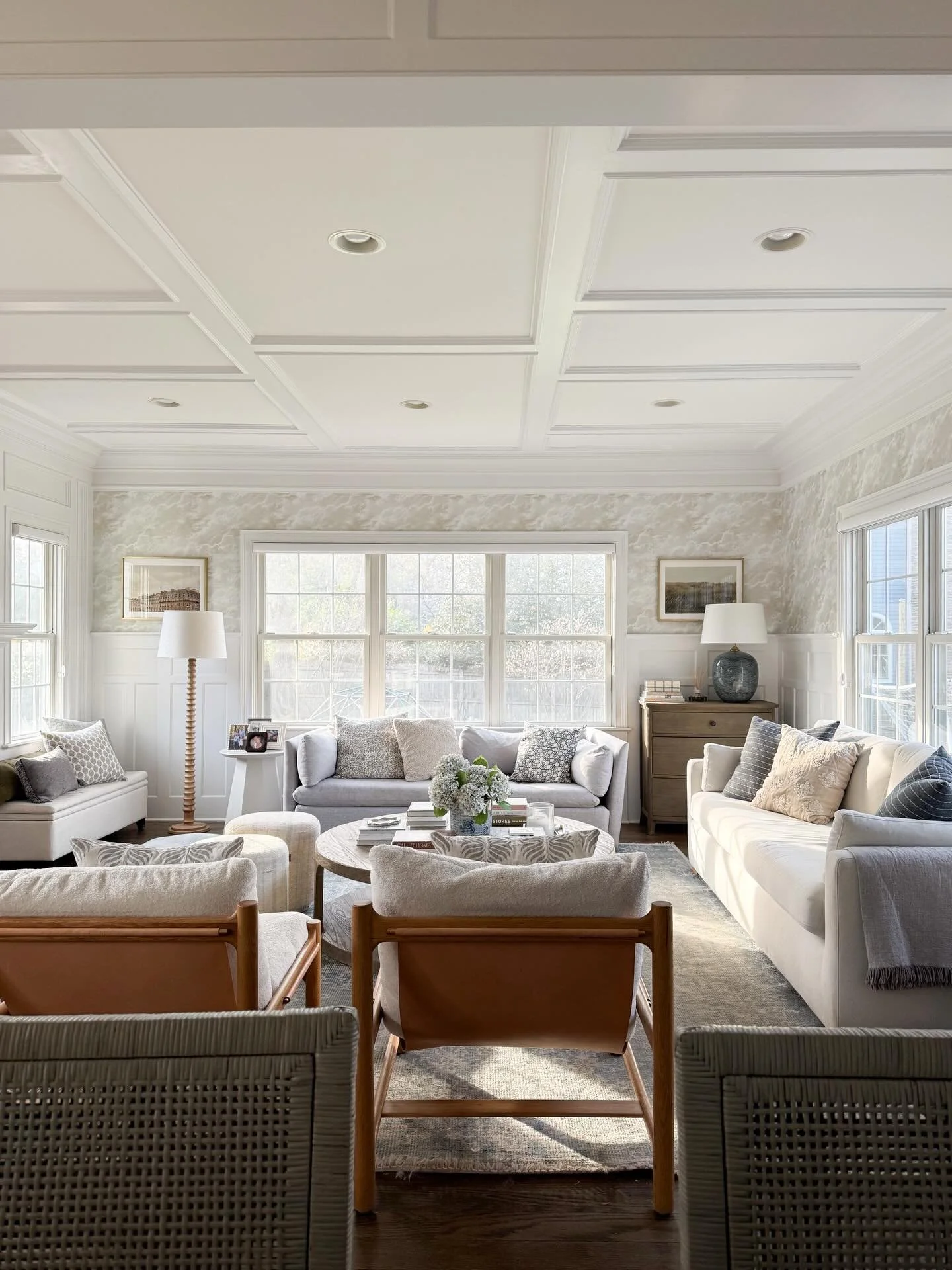 Weekend ready! I try to do a little home reset on Friday evenings so I can wake up to a clean house on Saturday morning&hellip; 

Linking my favorite spring candle, all of our living room furniture, our peel-and-stick wallpaper, a new spring vase tha