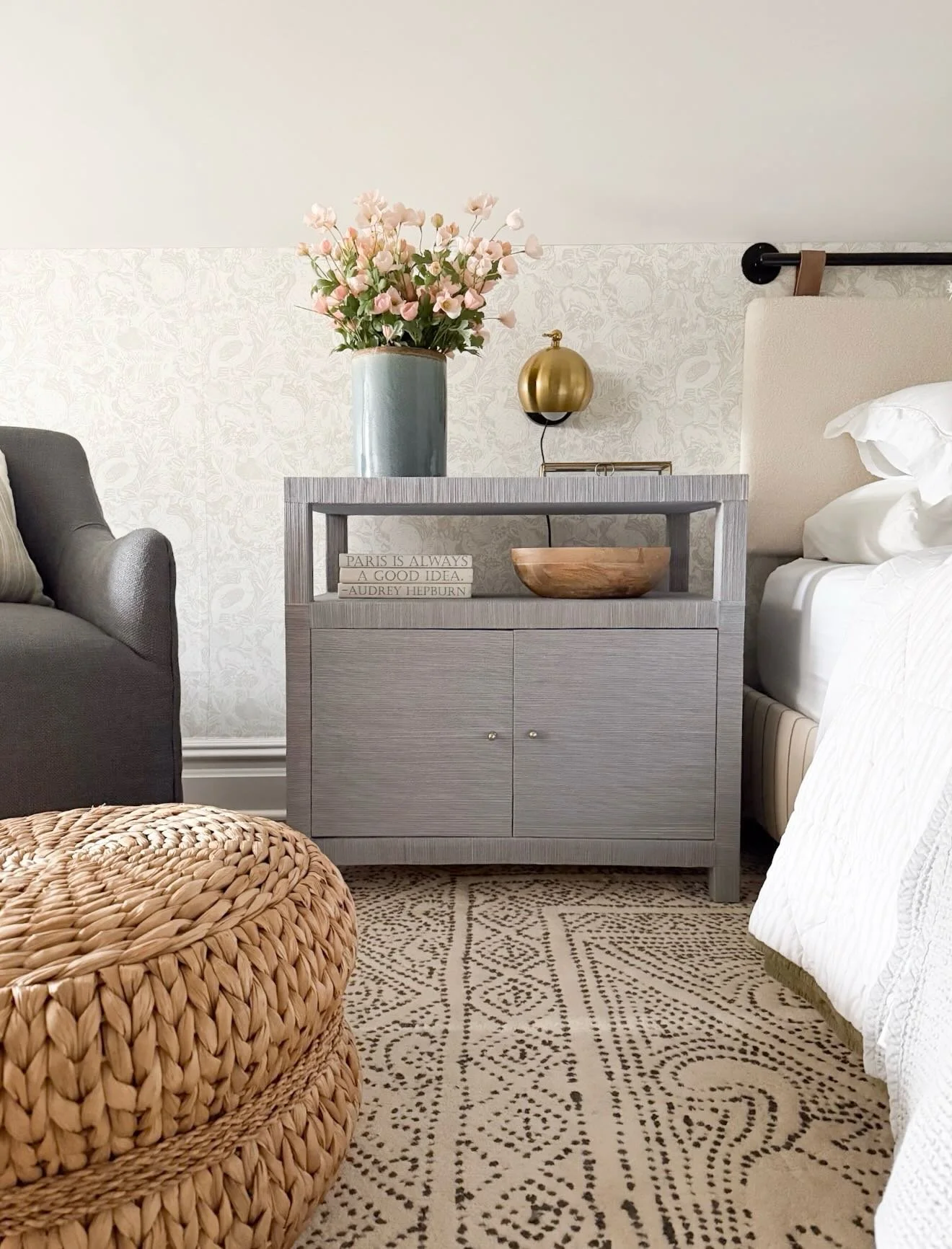 A little bedroom styling to kick off the week 🩶
We furnished this extra bedroom almost entirely with items we already owned (only new additions are the bedside table and peel-and-stock wallpaper&hellip;)

Comment SHOP below to receive a DM with the 