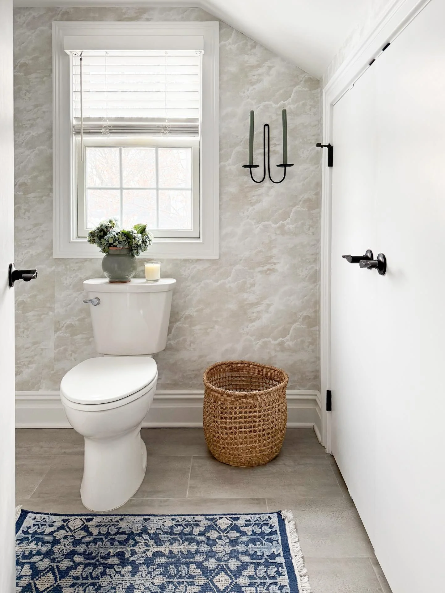 If you love a refresh, you&rsquo;re going to want to see this! I gave our attic bathroom the prettiest facelift only using items that I already owned. A small project with a big impact (and it didn&rsquo;t cost me a thing...) Swipe for the before!

C