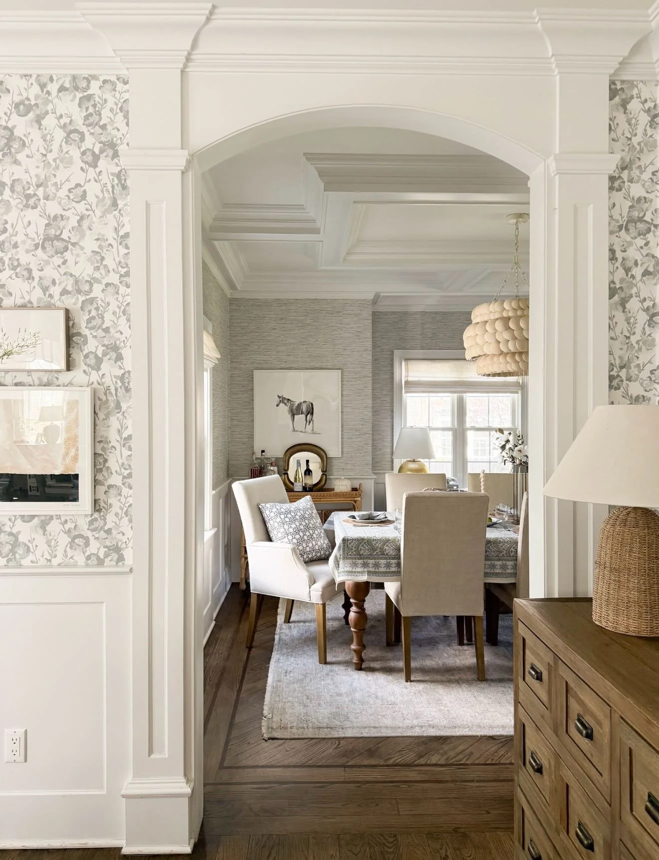 Summer entertaining loading&hellip; so many favorite accessories and pieces of furniture still on sale right now! And I have a few fun projects up my sleeve (I&rsquo;m going to be painting a space and possibly adding more wallpaper soon!) 

Comment S