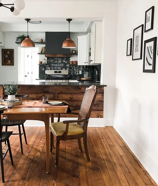 Another angle that we love on Jackson Street😍 This project stayed pretty neutral until that green kitchen backsplash appeared. Mixed with the warm copper tones and rich wood stain, it&rsquo;s the perfect finishing touch!