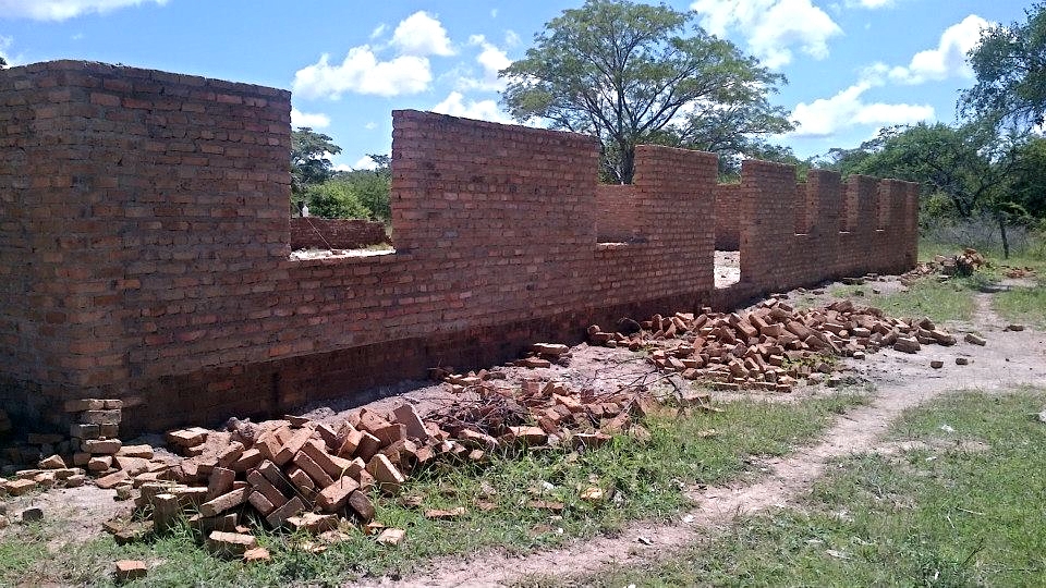  Construction of the school hall at Marumbi underway... 