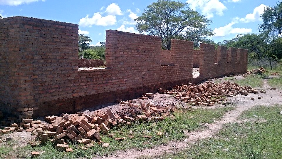 Construction of the school hall at Marumbi underway...