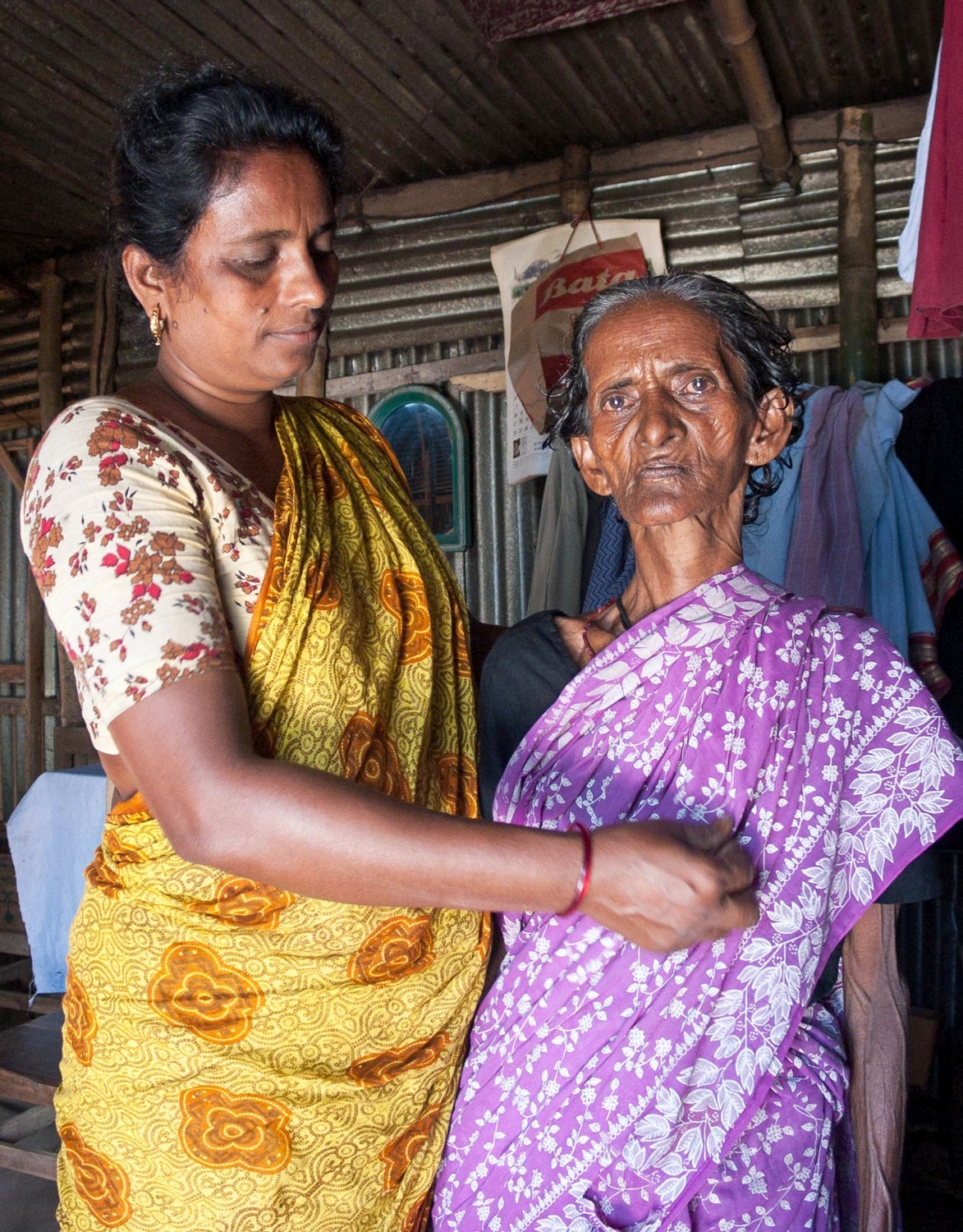 bangladesh-old-woman-daughter.jpg