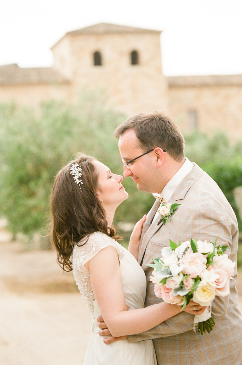 Photography by Dmitry Rogozhin | Cody Floral Design | Wedding at Sunstone Vineyards