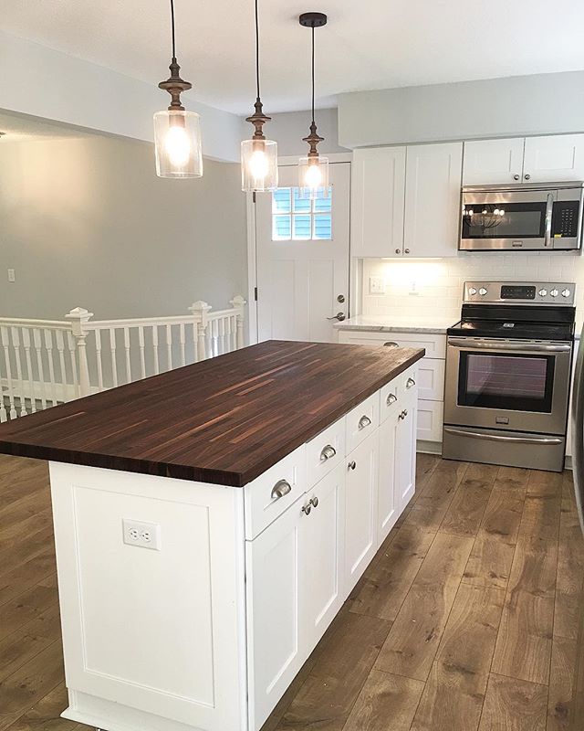 Happy Thursday! This morning as I was perusing some past remodel photos this one caught my eye .... definitely loving the warmth of this beautiful walnut butcher block countertop. Anyone else a butcher block fan? 🙋🏼⠀
⠀
It also reminded me we are pu