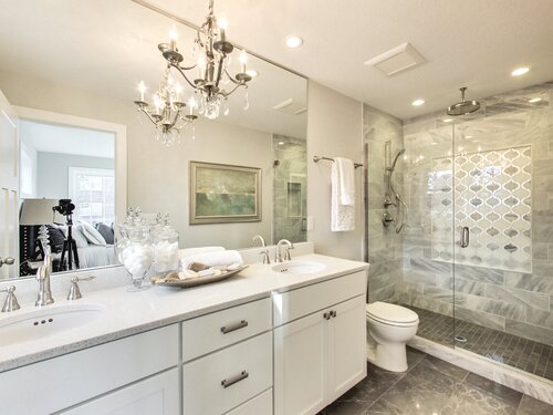 Small Chandeliers For Your Bathroom, What Size Chandelier For Master Bathroom