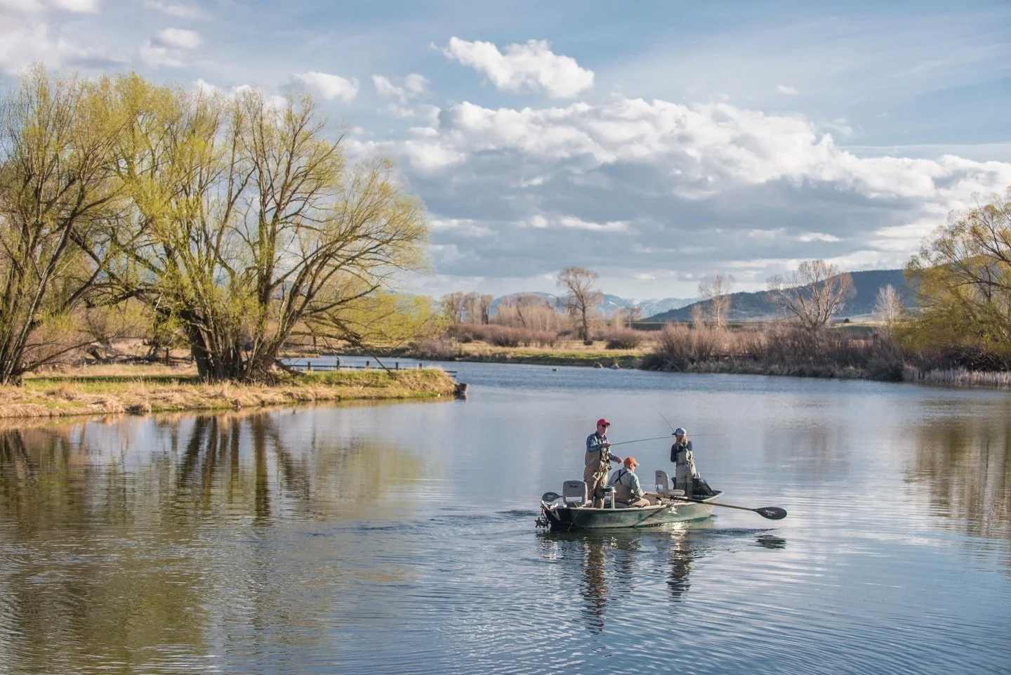 Spring fishing shows up in pieces.

Caddis and baetis hatches. Flowers along the river. Boats back on the water.

I wrote a spring fishing blog breaking down what to watch for and how we approach the season.

Full blog is live. Link in bio.

#SpringF