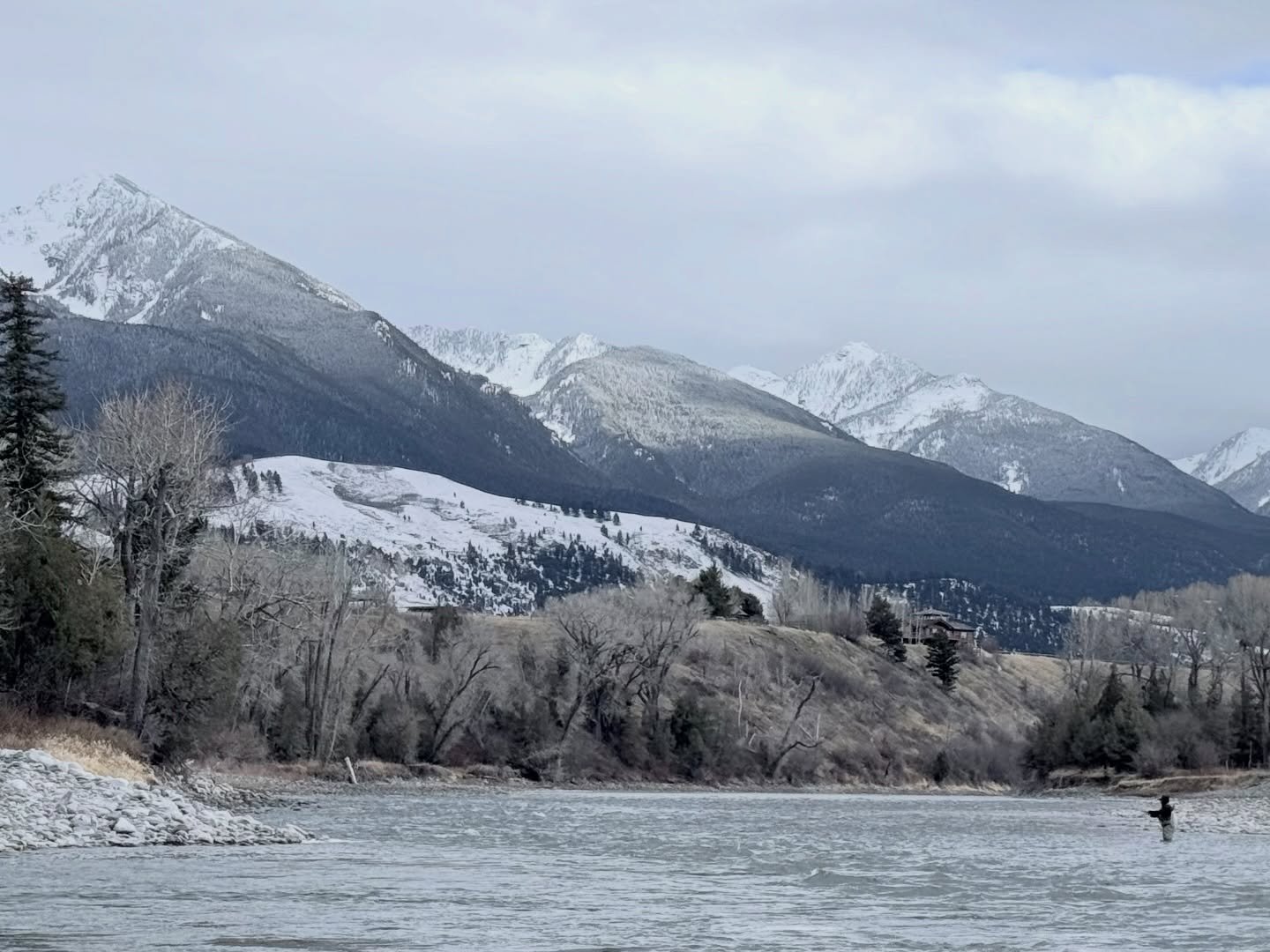 Hardy clients taking advantage of the winter rate today. We drifted through beautiful Paradise Valley with fresh snow on the peaks. 

The only other angler we saw was fishing the upper riffle at Pine Creek.

#yellowstoneriver
#paradisevalley
#livings